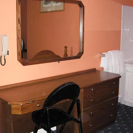 Mcelroy Budget Hostel *