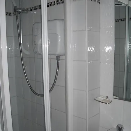 Mcelroy Budget Hostel *