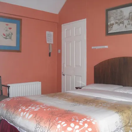 Mcelroy Budget Hostel *
